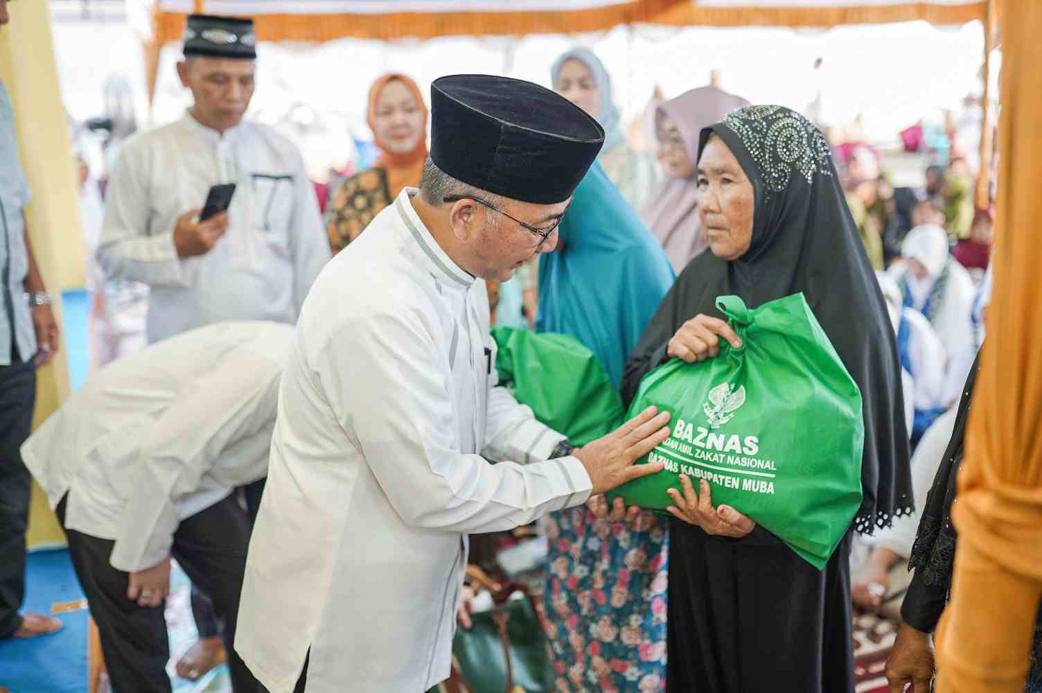 Pj Bupati Muba, Apriyadi saat membagikan sembako kepada warga