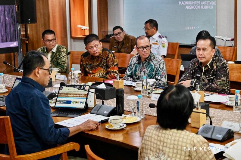 Fatoni dalam Rapat Koordinasi Percepatan Reaktivasi Bandara Gatot Subroto Way Kanan melalui zoom meeting, Jumat (22/3/2024)