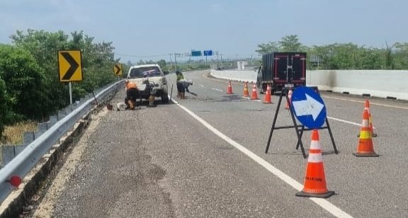 jalan tol Palembang - Kayuagung sedang diperbaiki