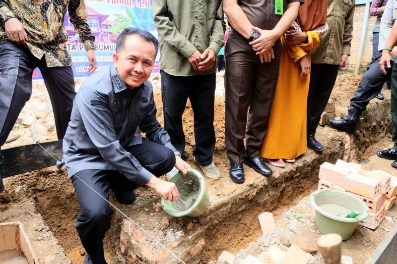 Penjabat (Pj) Gubernur Sumatera Selatan (Sumsel) Agus Fatoni melakukan peletakan batu pertama pembangunan bedah rumah