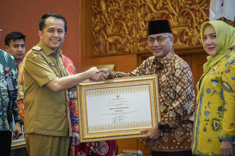 Pj Gubernur Sumsel Dr Drs Agus Fatoni MSi Pj Bupati Apriyadi Mahmud dalam rangkaian Penganugerahan Paritrana Award Tahun 2023