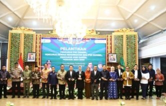 Penjabat Bupati Banyuasin, H. Hani Syopiar Rustam, SH menerima Penghargaan Kategori Birokrat Peduli Pers dari Persatuan Wartawan Indonesia (PWI) Sumatera Selatan.