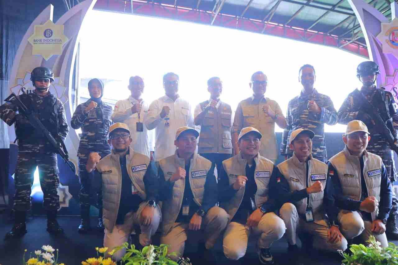 Tim Bank Indonesia dikawal dua TNI AL bersenjata usai secara simbolis dilepas oleh Kepala Bank Indonesia Sumsel, Pj Walikota Palembang , Pj Bupati Banyuasin dan Wakil Komandan Lanal Palembang dalam program Susur Sungai Musi untuk melayani penukaran uang bagi masyarakat pesisir, Selasa (26./3/2024). dok/humas Diskompinfo Palembang