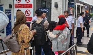 Para penumpang KAI di stasiun Kertapati Palembang