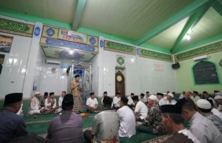 Wakil Bupati Ogan Ilir, S.H., M.H, melanjutkan Safari Ramadhannya kali ini di Masjid Ar-Rohmah