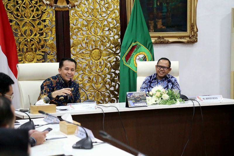 Pj Gubernur Sumsel, Agus Fatoni (kiri) saat menerima Pj Bupati Mesuji Provinsi Lampung Sulpakar (kanan)