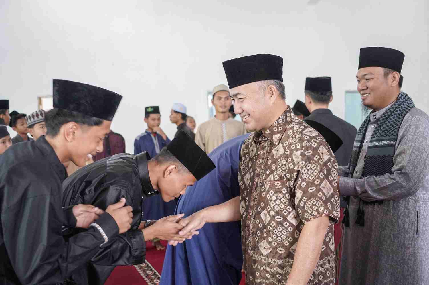 Ratusan santri dan santriwati menyambut hangat kedatangan Pj Bupati Apriyadi Mahmud dan istri Asna Aini Apriyadi,