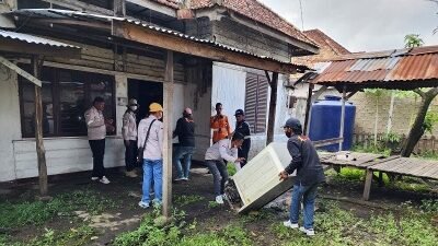 Penertiban dilakukan oleh PT kai divre III di salah satu rumah lahan yang ditempati Warga--Foto: humas PT kai divre III palembang