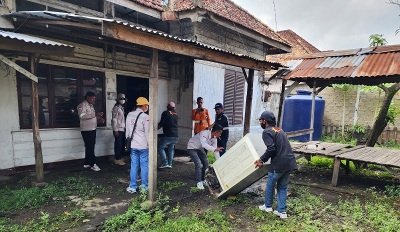 Penertiban dilakukan oleh PT kai divre III di salah satu rumah lahan yang ditempati Warga--Foto: humas PT kai divre III palembang