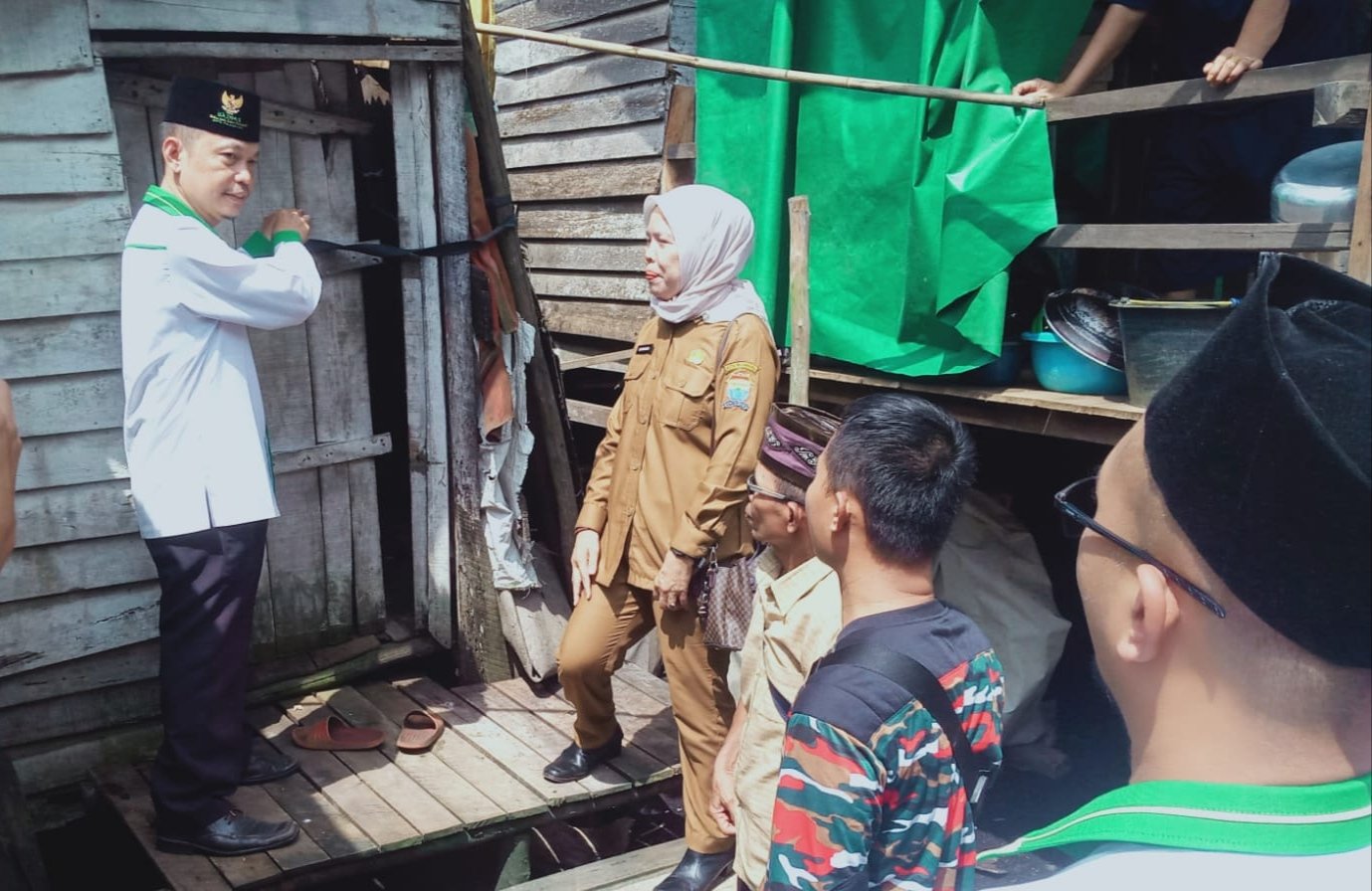 Tim Baznas Kota Palembang saat akan membongkar rumah Nenek Sahidah