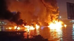Kapal yang terbakar di perairan Sungai Musi melaju hingga mendekati Jembatan Ampera.