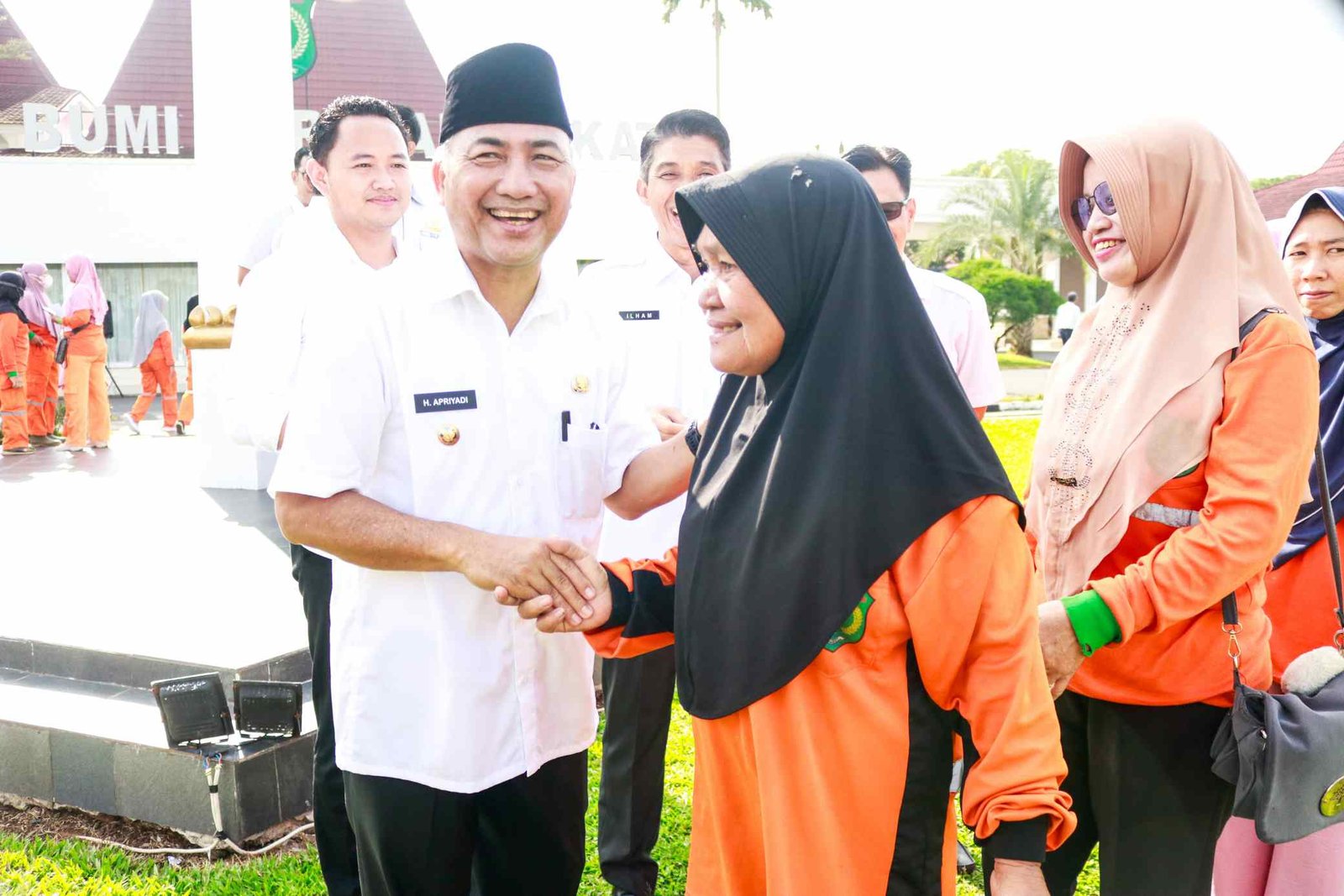 Ribuan Petugas Kebersihan dan Tukang Ojek di Muba Dapat THR dari Pj Bupati Apriyadi