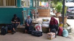 Penumpang Sebang Menunggu Di Terminal Bus Damri