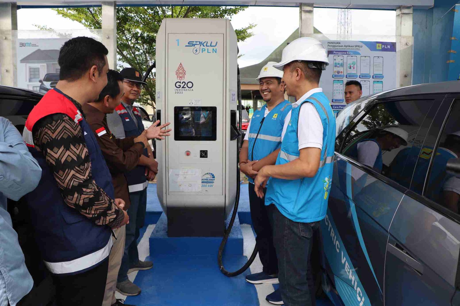 General Manager PLN UID S2JB, Adhi Herlambang didampingi Kepala Dinas ESDM, Hendriansyah, ST.,M.Si, dan Kepala Pengelola Rest Area 311A Jalan Tol Terpeka, Arief Mahmudi saat meninjau SKPLU di Rest Area Pematang Panggang