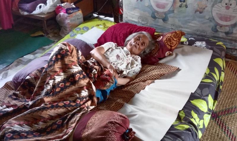 Nenek Sahidah kini hanya terbaring tak berdaya