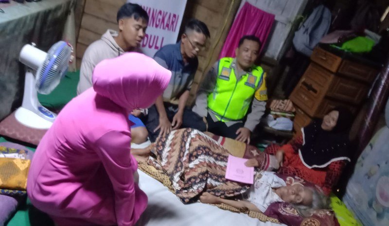 Bhayangkari Polda Sumsel saat mengunjungi rumah nenek Sahidah
