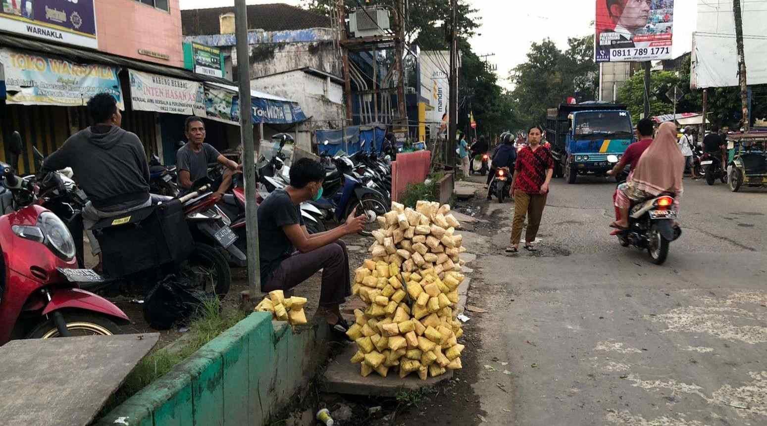Penjual anyaman ketupat di pasa satelit, Sako, Palembang
