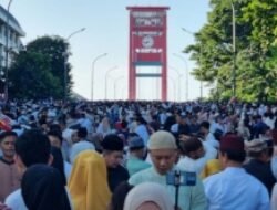 Masyarakat Palembang Tumpah Ruah Sholat Ied di Jembatan Ampera