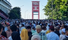 Suasana jembatan Ampera saat proses sholat Ied 2024
