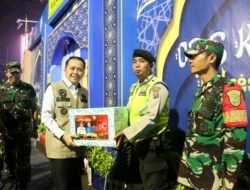 Malam Idul Fitri, Pj Gubernur Sumsel Agus Fatoni Keliling Tinjau Posko dan Beri Bantuan Sembako