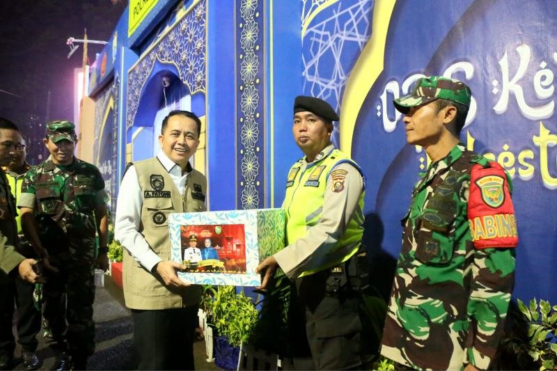 Pj Gubernur Sumsel Agus Fatoni Keliling Tinjau Posko dan Beri Bantuan Sembako