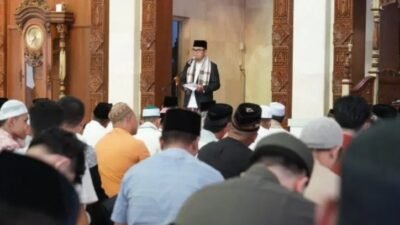 Penjabat Bupati Banyuasin H Hani Syopiar Rustam, SH beserta jajaran melaksanakan sholat Idul Fitri 1 Syawal 1445 H di Masjid Agung Al-Amir