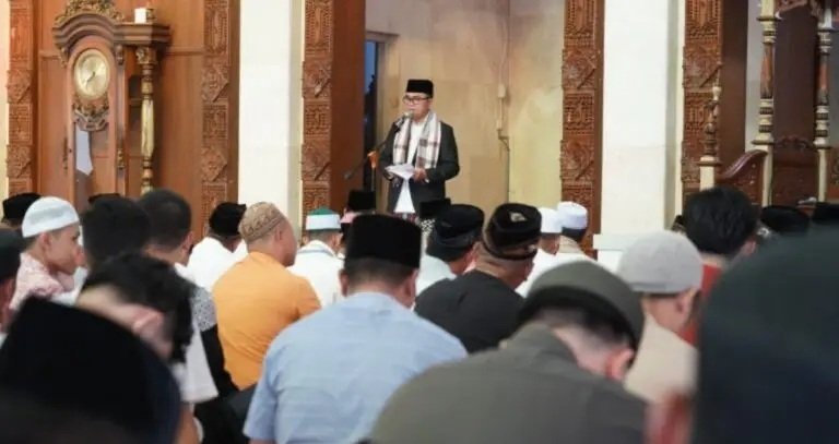 Penjabat Bupati Banyuasin H Hani Syopiar Rustam, SH beserta jajaran melaksanakan sholat Idul Fitri 1 Syawal 1445 H di Masjid Agung Al-Amir