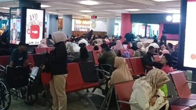Calon penumpang mulai memenuhi ruang tunggu keberangkatan Bandara SMB II Palembang, Jum’at (12/4/2024).-