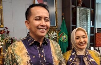 Pj Gubernur Sumsel Agus Fatoni dan istri