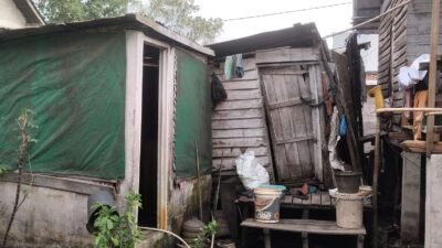 Kondisi Rumah Nenek Sahidah yang sudah reot di Kelurahan Keramasan