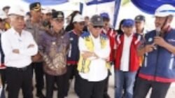 Pj Bupati Banyuasin saat mengawal Menteri PUPR meninjau tol Betung