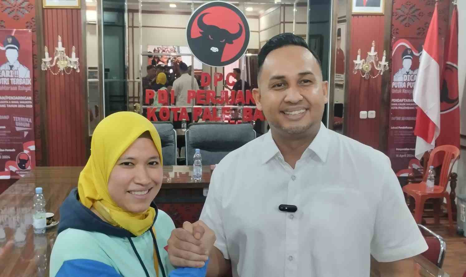 M. Hidayat, Ketua DPC Partai Golkar Kota Palembang (kanan) saat mengambil formulir Pilkada ke PDIP
