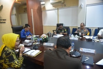 Kapolda Sumsel, Irjen Pol A. Rachmad Wibowo, Sik, bersama Penjabat (Pj) Gubernur Sumsel, Dr. Agus Fatoni, MSi, dan Forkopimda Provinsi Sumsel, menghadiri Rapat Koordinasi (Rakor) terkait Isu-Isu Strategis dalam Pelaksanaan Pemilihan Kepala Daerah (Pilkada). Acara ini digelar di Ruang Rapat Gubernur Sumsel pada Rabu, (17/4)