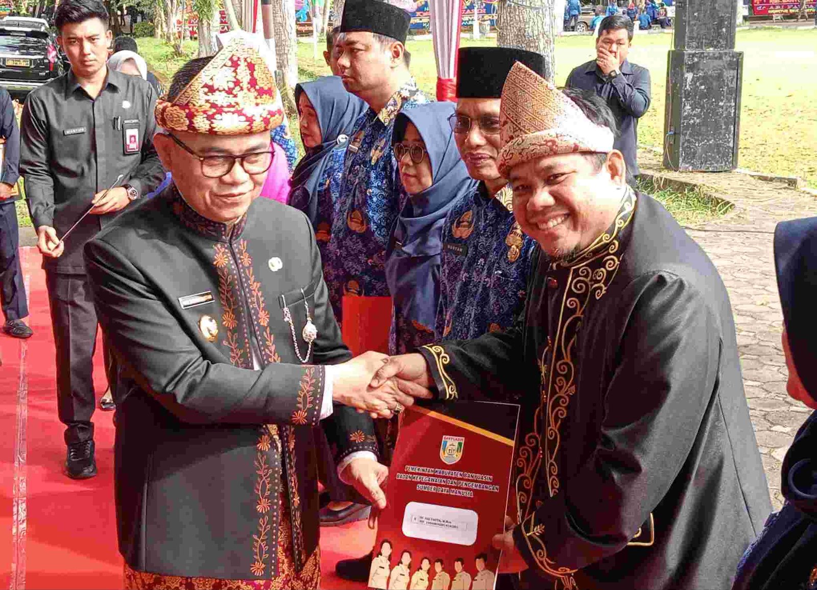 Pj. Bupati Banyuasin, Hani Syopiar Rustam, SH (kiri) saat memberikan S.K Kenaikan pangkat pada pegawai di lingkungan Pemkab Banyuasin usai Upacara HUT Banyuasin Ke 22