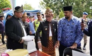 Pj. Bupati Banyuasin, H. Hani Syopiar Rustam, SH (tengah) didampingi Sekda Banyuasin, Ir. Erwin Ibrahim (kiri) saat meninjau Pelayanan Kolaboratif Perdana Tera/Tera Ulang Alat UTTP oleh Unit Metrologi Legal Dinas Koperindag Kabupaten Banyuasin