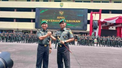 Mayjen TNI Yanuar Adil bersama Pangdam II/Swj yang baru Mayjen TNI Mohammad Naudi Nurdika usai apel penyerahan pasukan di Mahkodam II/Swj