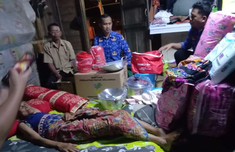 Kementerian Sosial RI saat mengunjungi rumah Nenek Sahidah