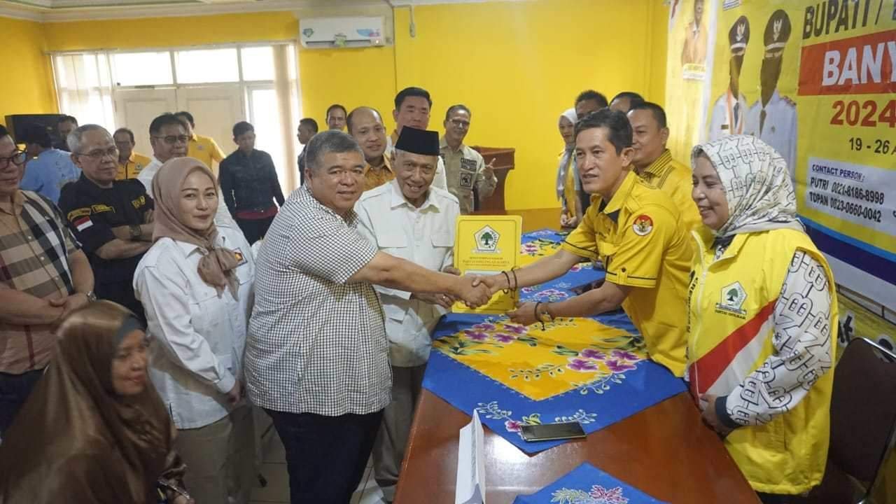 Didampingi Istri, Komisi I DPRD Sumsel dan Yan Anton Ferdian, Pak De Slamet Ambil Formulir di Golkar