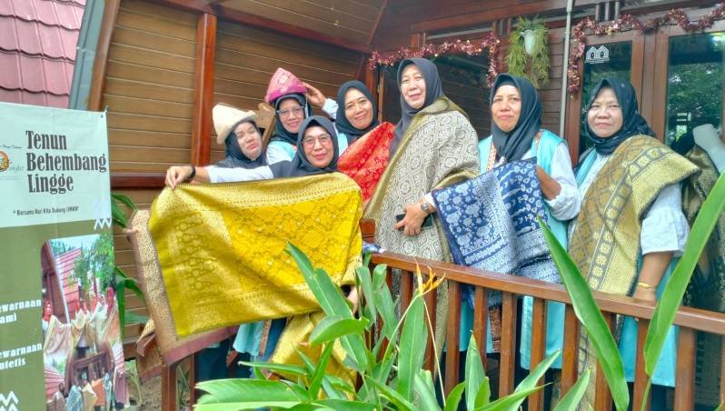 Lewat Kerajinan Songket, Bukit Asam (PTBA) Berdayakan Para Ibu Rumah Tangga