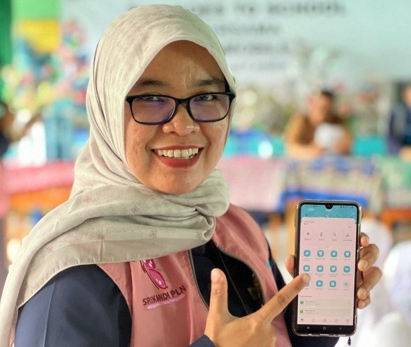 Srikandi PLN, Adhe Maydha saat melakukan Sosialisasi Aplikasi PLN Mobile sebagai Solusi Berbagai Urusan Kelistrikan