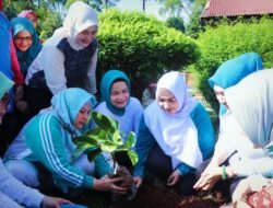 Jambore Kader PKK, Pj Ketua PKK Muba Ikuti Senam Bersama dan Tanam Cabai