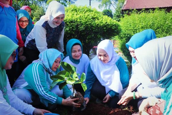 Jambore Kader PKK, Pj Ketua PKK Muba Ikuti Senam Bersama dan Tanam Cabai