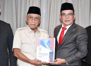 H Slamet Sumosentono (kiri) bersama Ketua Komisi I DPRD Sumsel, Antoni Yuzar (kanan)