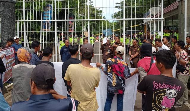 Gelar Aksi di Kejati Sumsel, Ketum LSM GRANSI Supriyadi pertanyakan Pengaduannya