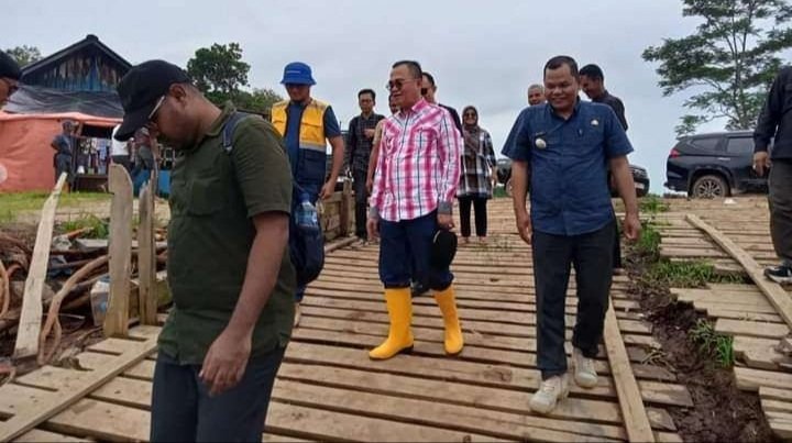 Pj Bupati Banyuasin, Hani Syopiar Rustam (tengah), saat meninjau jalan di Kecamatan Muara Sugihan. (Foto : Pemkab Banyuasin).