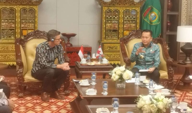 Kepala Kerja Sama Pembangunan Kedutaan Besar Kanada, Kevin Tokar (kiri) saat berbincang dengan Pj Gubernur Sumatera Selatan, Agus Fatoni (kanan)