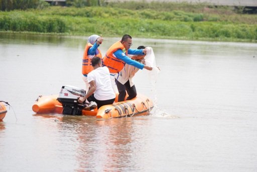 HUT Banyuasin, Hani S. Rustam Tabur 10 ribu Benih Ikan di Boom Berlian