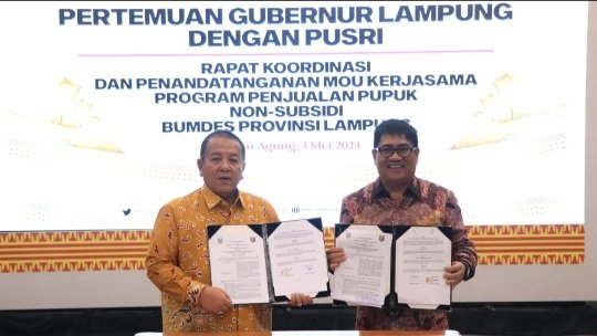 Gubernur Lampung Arinal Djunaidi menandatangani kesepakatan pengadaan pupuk untuk petani dengan PT Pupuk Sriwidjaja Palembang, di Mahan Agung, Jumat (3/5/2024).