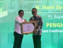 Bupati Hani Syopiar Terima Penghargaan dari Menteri PDTT