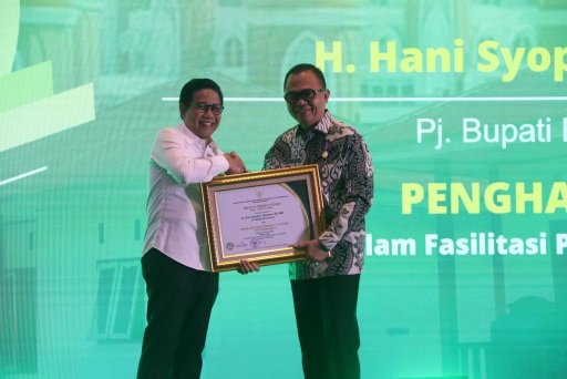 Bupati Hani Syopiar Terima Penghargaan dari Menteri PDTT